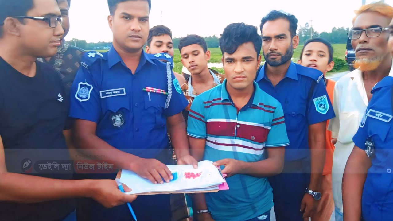 নীলফামারী'র জলঢাকা থানাধীন কাঁঠালি ইউনিয়নে জলঢাকা থানা পুলিশের অভিযানে মাদকদ্রব্য ইয়াবা ট্যাবলেট সহ মাদক ব্যবসায়ী গ্রেফতার।