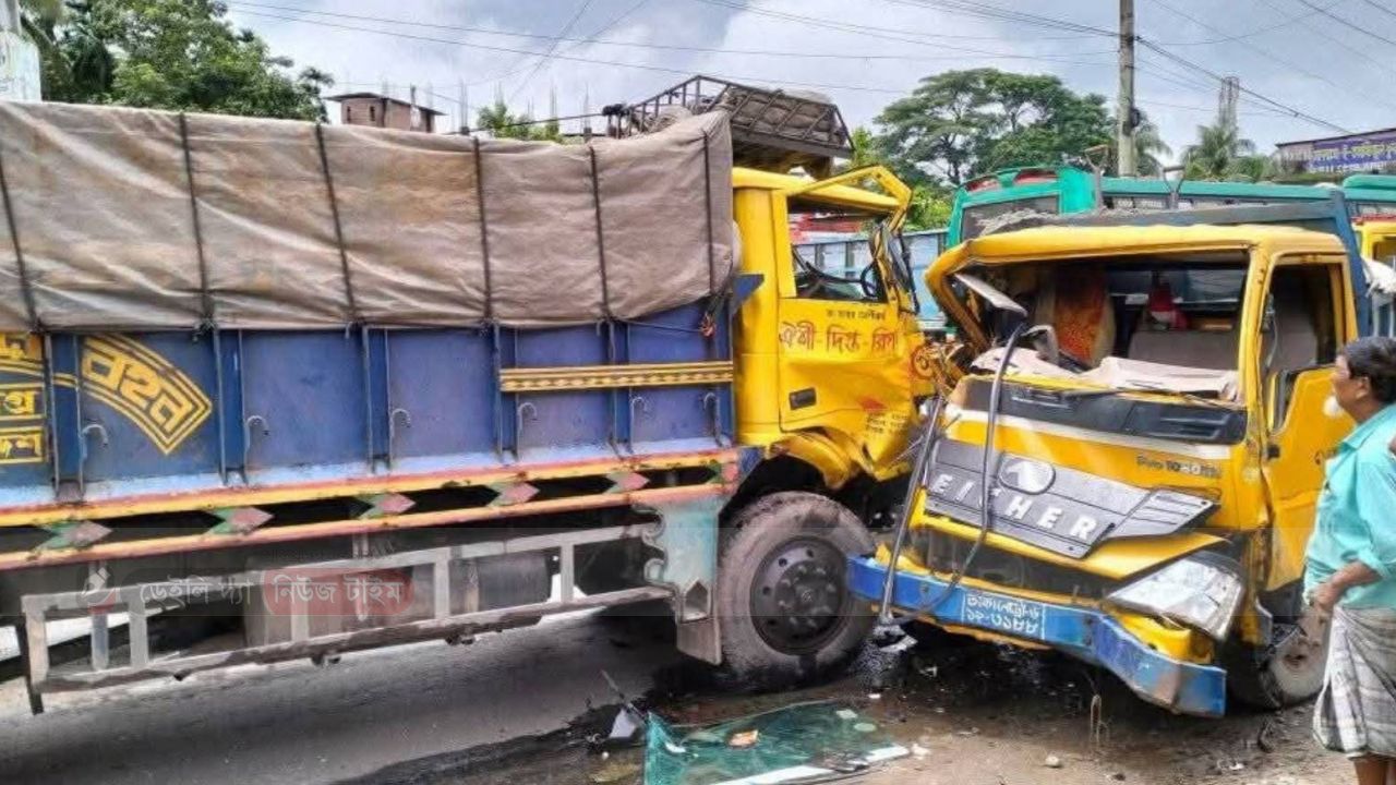 রায়পুরে দুই ট্রাকের মুখোমুখি সংঘর্ষে আহত ৪