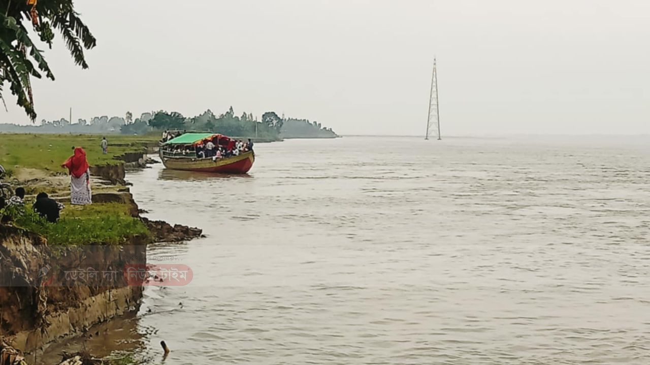  যমুনার ভাঙনে বিপর্যস্ত চর সালাল: বিলীন হচ্ছে ঘরবাড়ি, হুমকিতে বাজার