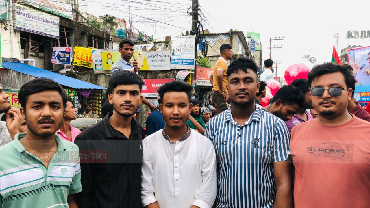 ৫আগস্ট চকরিয়া উপজেলা স্বৈরাচারী পতনের ১বছর পূর্তি উদযাপনে অংশগ্রহন করেছেন হারবাং ইউনিয়ন  সাবেক যুগ্ম সাধারণ সম্পাদক: সাজ্জাদুল ইসলাম সুমন এবং ওয়ার্ড থেকে আগত সকল ছাত্রদল যোগদান  করে।