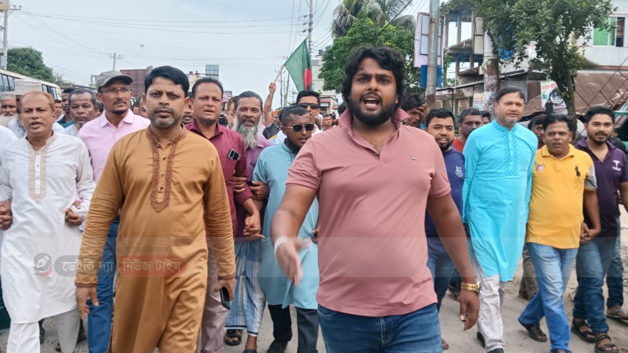 কুমিল্লা সাবেক-৯ আসন পুনর্বহালের দাবিতে মহাসড়ক অবরোধ; যান চলাচল বন্ধ    