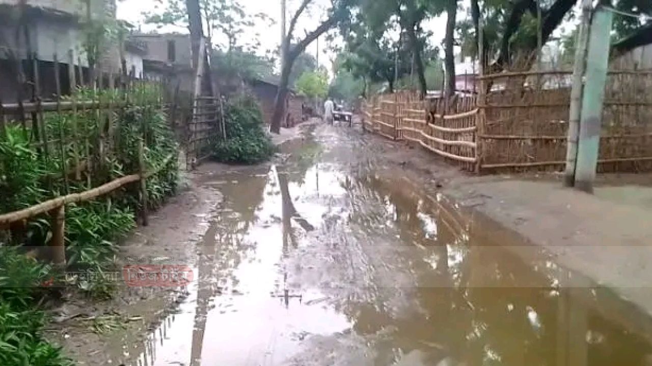 শিবগঞ্জ উপজেলার দুলর্ভপুর ইউনিয়নের পনের রশিয়া (মধ্য গ্রাম) সড়কের বেহাল দশা।