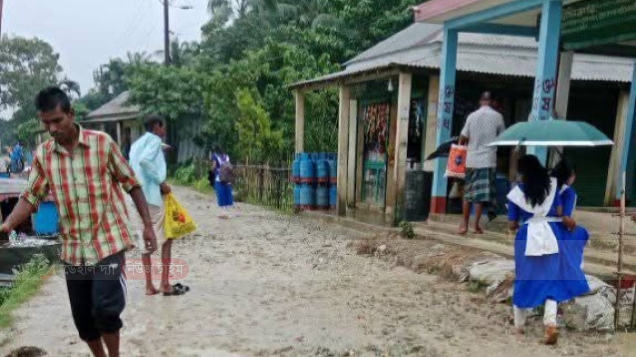 দিরাইয়ের পেরুয়া গ্রামের রাস্তা আজও কাদামাটিতে ঢেকে&mdash;শিক্ষার্থীদের দুর্ভোগে জনমনে ক্ষোভ