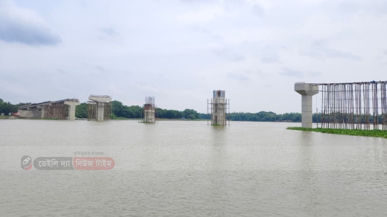 ডিসি&rsquo;র অনুমতিতে বালু উত্তোলন: ঝুঁকিতে শতকোটি টাকার নির্মাণাধীন সেতু
