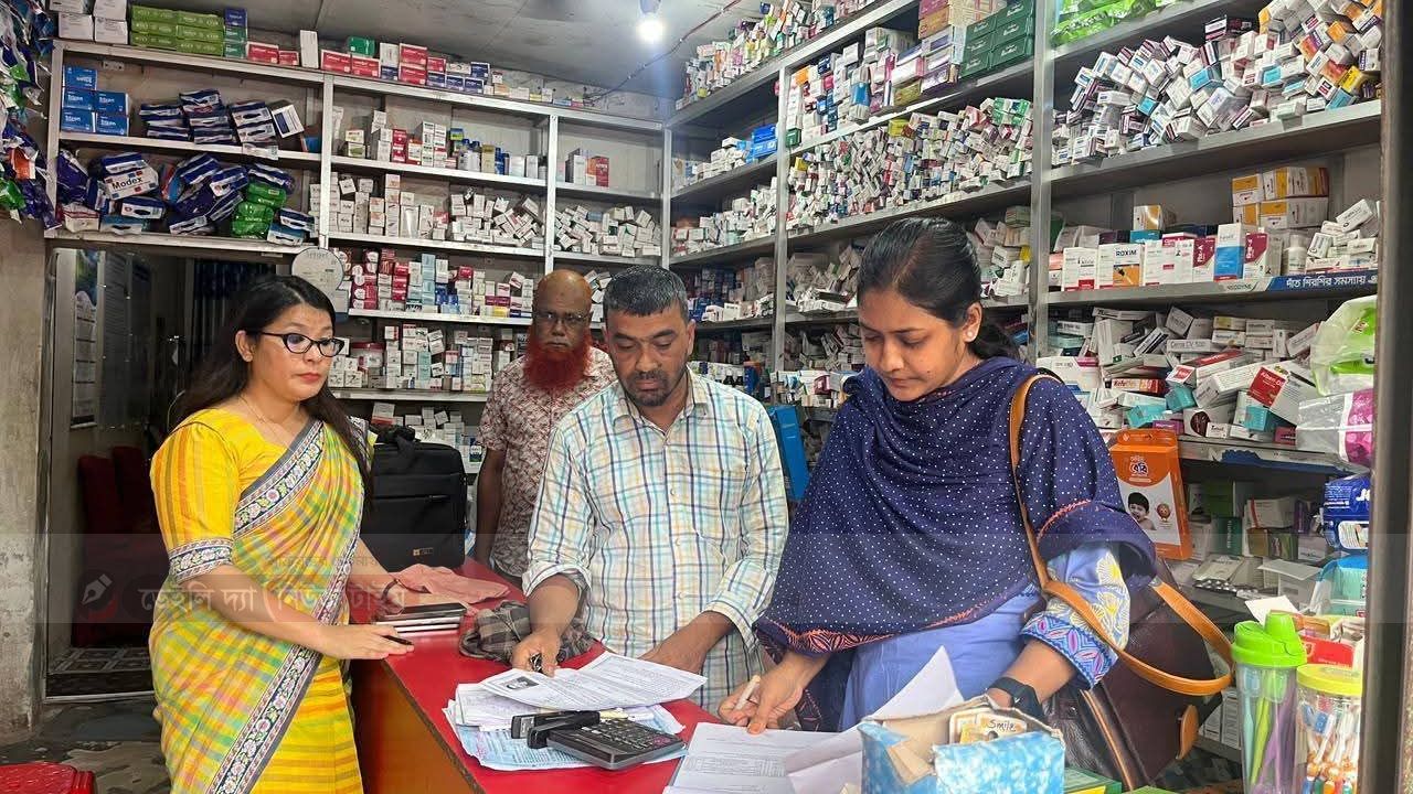 লালমাইয়ের বাগমারা বাজারে মেয়াদোত্তীর্ণ ঔষধ বিক্রির দায়ে ৯৫ হাজার টাকা অর্থদণ্ড 