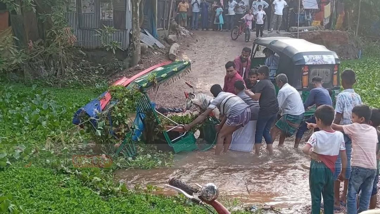 লাকসাম-মনোহরগঞ্জ রোডের গোবিন্দপুরের অংশের  একমাত্র সড়কের বেহাল দশা, 