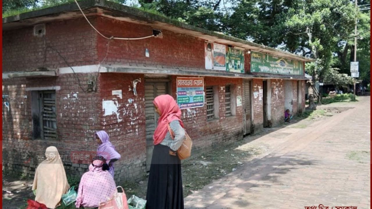 রাজবাড়ীর বেলগাছি রেলস্টেশন অর্ধেক অংশ বন্ধ দুর্ভোগের যাত্রীরা