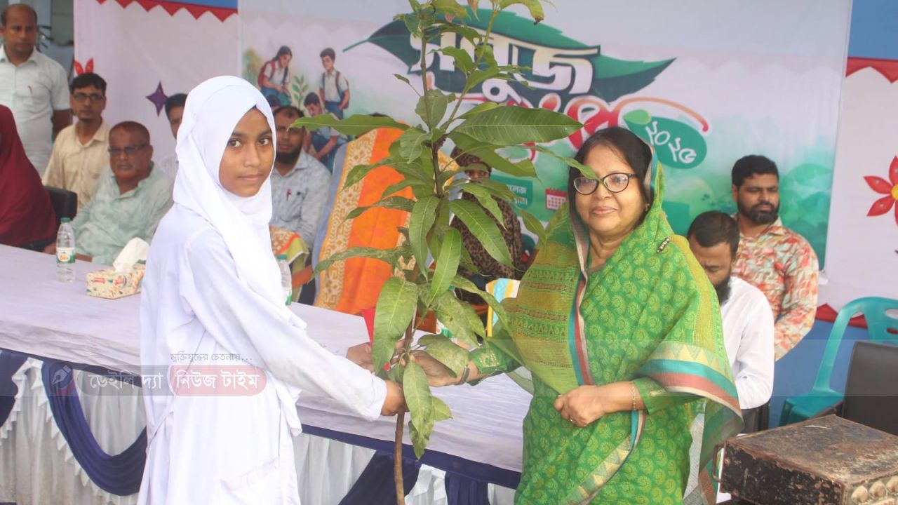 কুড়িগ্রামে সবুজ উৎসবে শতাধিক পরিবেশ প্রেমীর অংশগ্রহন
