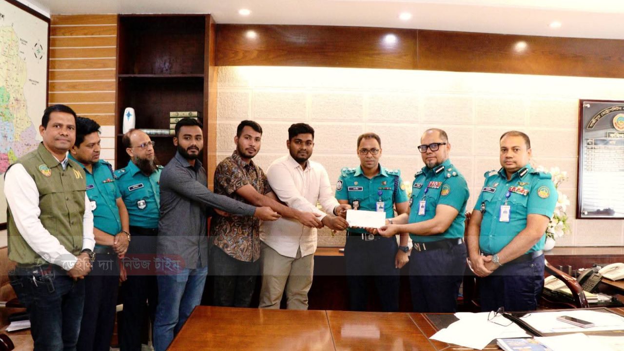 গাজীপুর সাংবাদিক তুহিন হত্যার আসামি দ্রুততম গ্রেপ্তারে পুরস্কৃত 