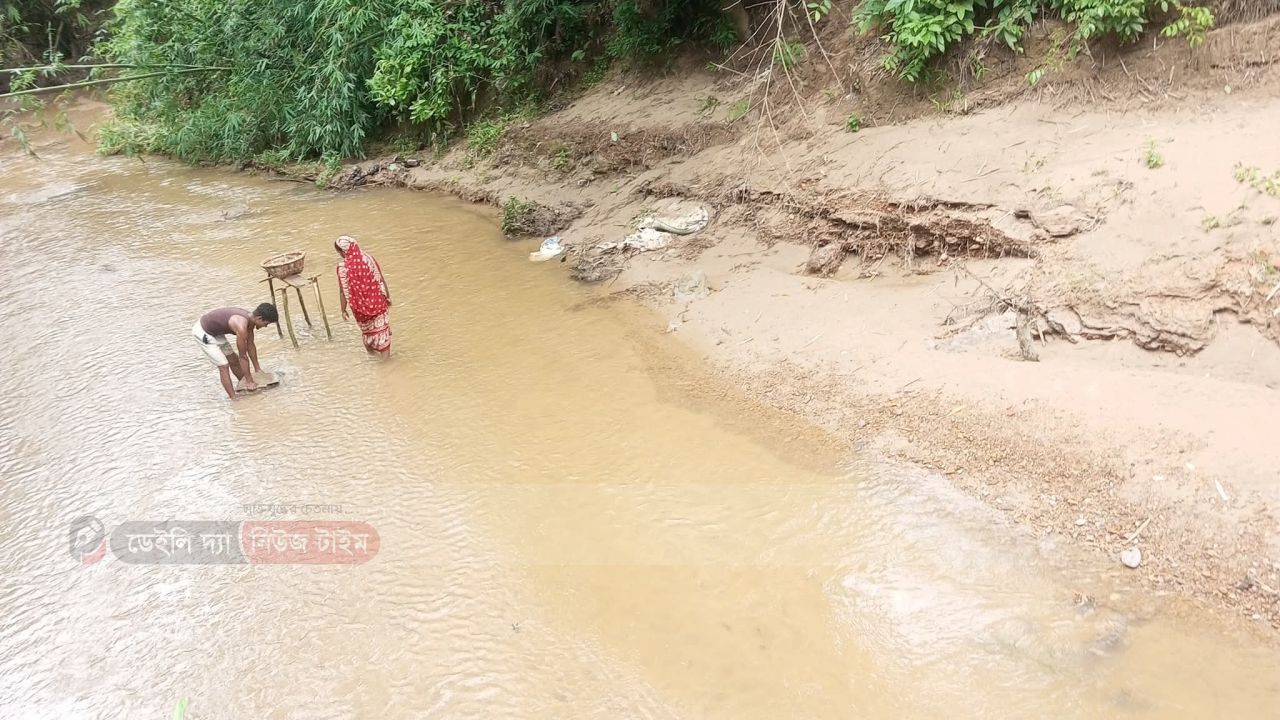 চকরিয়া উপজেলা বিএনপি আহবায়ক ' এনামুল হক এর নির্দেশে অবৈধ বালু উত্তোলন বন্ধ করা হয়!