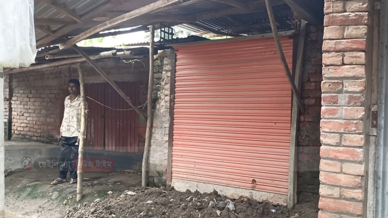 ঘোড়াঘাটে বাজার গলি দখল করে দোকান নির্মাণ, বিপাকে ক্রেতা-বিক্রেতারা