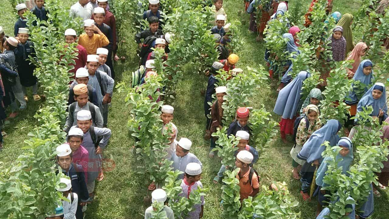 রায়গঞ্জে শিক্ষার্থীদের মাঝে দুইশত গাছের চারা বিতরণ