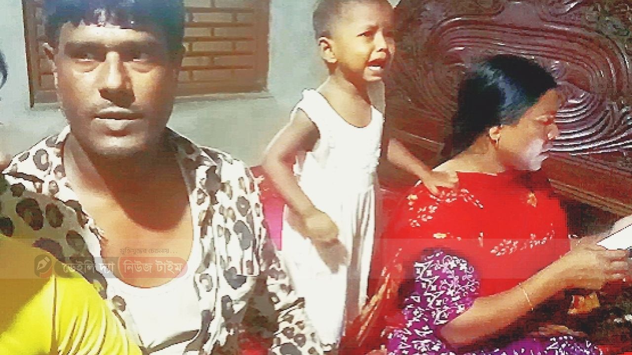 বাদিয়াখালীতে  নারীর সাথে অনৈতিক সম্পর্কের অভিযোগে বিএনপি নেতা আটক অবশেষে বিয়ে   গাইবান্ধা জেলা সদরের বাদিয়াখালী ইউনিয়নের রিফাইতপুর গ্রামে বিধবা এক নারীর ঘরে ঢুকে অনৈতিক সম্পর্কের অভিযোগে হাতেনাতে আটক হয়েছেন ইউনিয়ন বিএনপির সাংগঠনিক সম্পাদক আফসার আলী কসাই(৪৮)। পরে স্থানীয়রা তাকে ঘরে আটক করে রাখে। ঘটনাটি ঘটেছে (১৪ আগষ্ট) বৃহস্পতিবার রাত্রী আনুমানিক ১২ টার দিকে।   স্থানীয়রা জানান, গ্রামের বিধবা ও ২ কন্যা সন্তানের জননী এক নারীর সাথে একেই ওয়ার্ডের পাশের গ্রাম চরপাড়া এলাকার  মৃত্যু আনছার আলীর ছেলে বাদিয়াখালী ইউনিয়নের সাংগঠনিক সম্পাদক  বিএনপি নেতা আফসার আলী  কসাই এর কয়েকমাস ধরে অবৈধ পরকিয়ার প্রেম চলছিল।  এরই ধারাবাহিকতায় গতকাল ১৪ আগষ্ট  বৃহস্পতিবার রাত আনুমানিক ১২ টার দিকে    মরহুম ছাদেক আলীর  স্ত্রী মোছাঃ পিয়ালী বেগমের  ঘরে ঢোকার পর এলাকার লোকজন তাকে হাতেনাতে ধরে ঘরে পরের দিন শুক্রবার বেলা ১২ টা পর্যন্ত কয়েক ঘন্টা আটকে রাখে। তারা দুজনেই অনৈতিক সম্পর্কের কথা স্বীকার করেছেন। এ নিয়ে এলাকায় চাঞ্চল্যকর সৃষ্টি হয়েছে।    এ দিকে খবর পেয়ে গাইবান্ধা সদর থানা পুলিশ ঘটনাস্থলে যান। পরে বিক্ষুব্ধ এলাকাবাসী অভিযুক্ত আফসার কসাই কে থানায় নিয়ে আসতে বাধা দেয় এবং বিয়ের দাবি জানায়। শেষে উভয়ের সম্মতিতে তাদের বিয়ে দেয় এলাকাবাসী।   ওই বিধবা নারীর ২০ ও ২২ বছর বয়সী ২ টি কন্যা সন্তান রয়েছে। নাতিপুতি রয়েছে বলেন জানা যায়। সেই বিধবা নারী মরহুম ছাদেক আলীর  স্ত্রী মোছাঃ পিয়ালী বেগম।