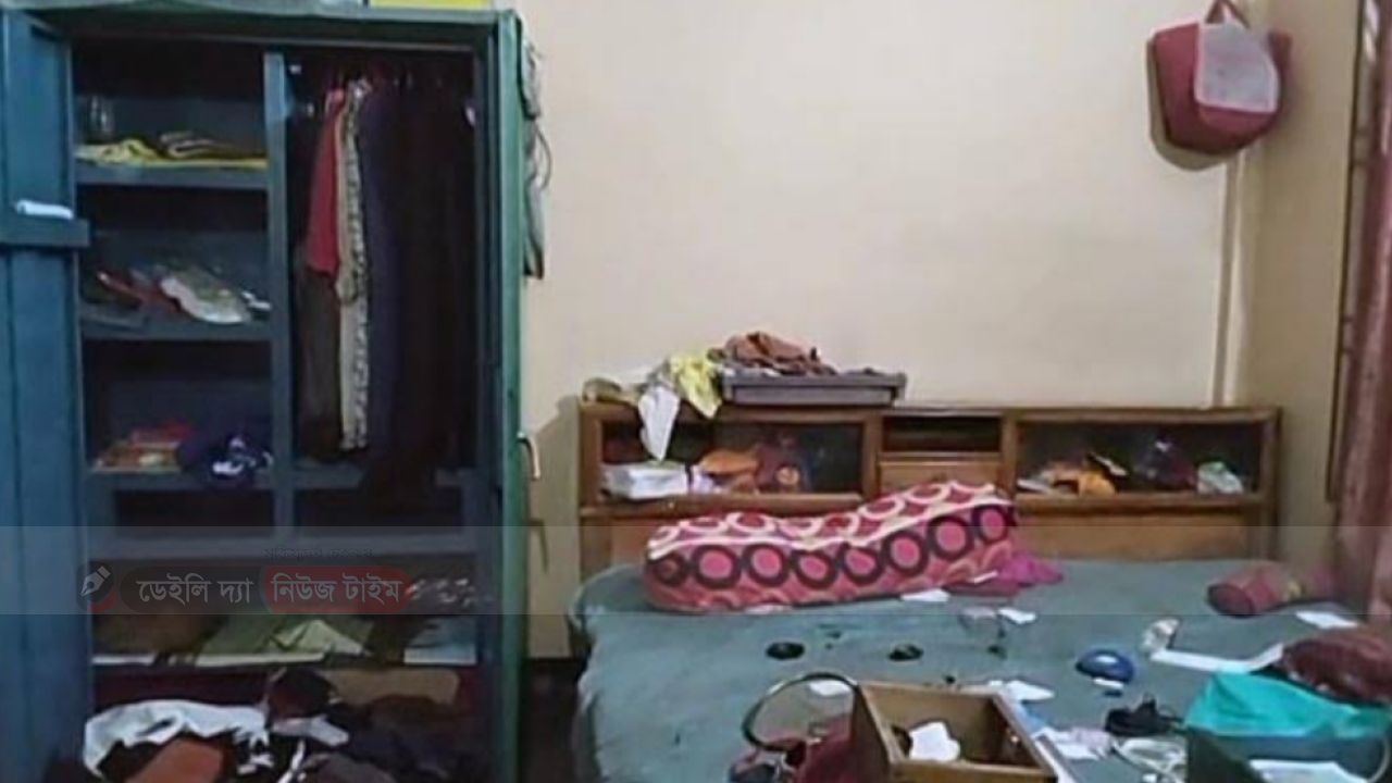 মঠবাড়িয়ায় ২ লক্ষ টাকা ও স্বর্ণালঙ্কার চুরির অভিযোগ