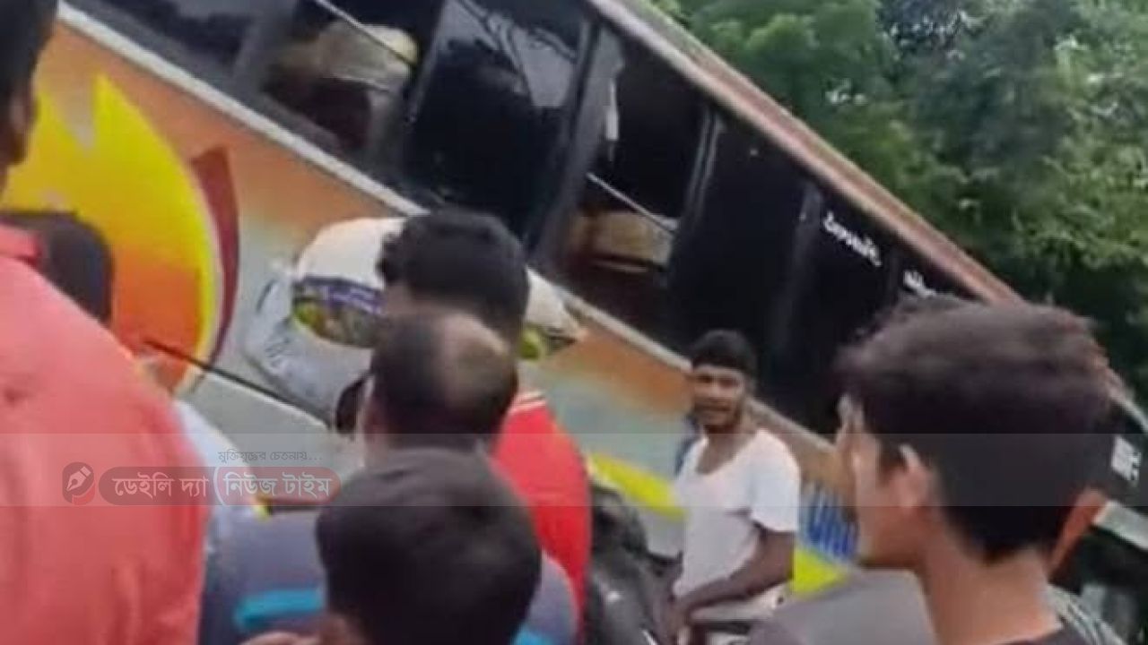 আবারো ঢাকা-বরিশাল মহাসড়কে দুর্ঘটনা।
