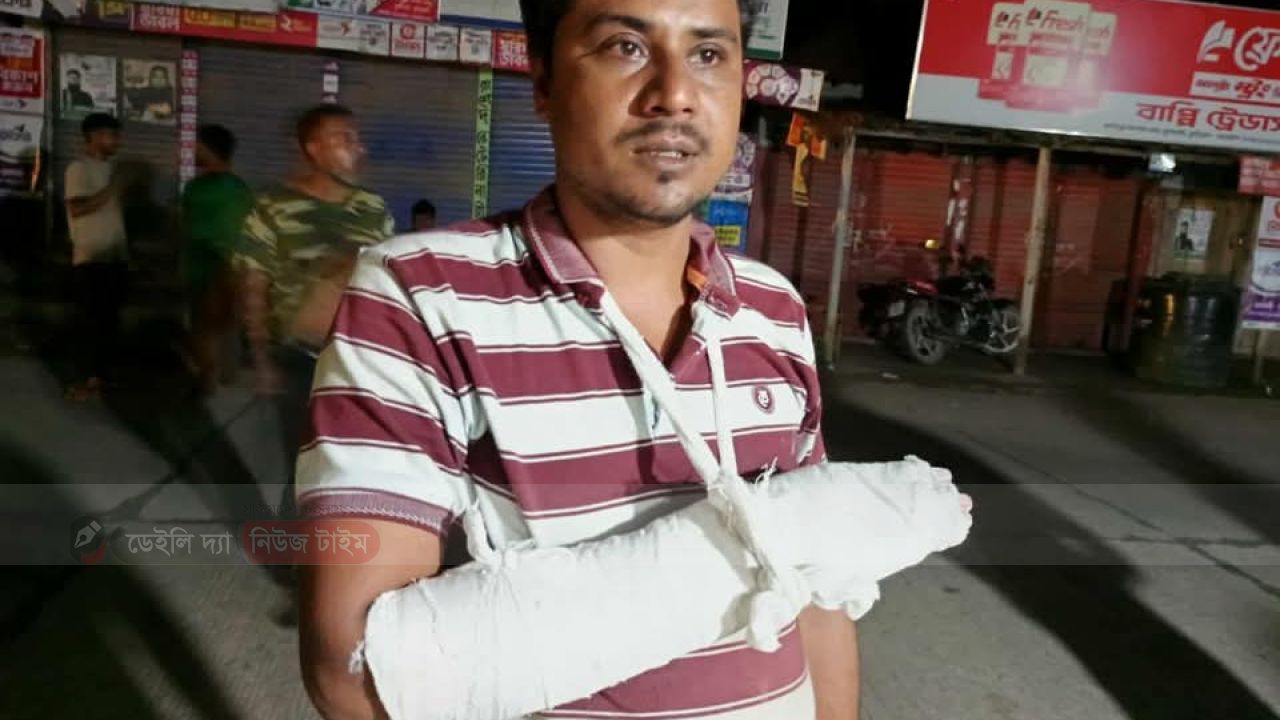 ছাত্রলীগের অতর্কিত সন্ত্রাসী হামলায় আহত&zwnj; কাশিপুর ইউনিয়নের সাবেক ছাত্রদল আহ্বায়ক বেলাল । 