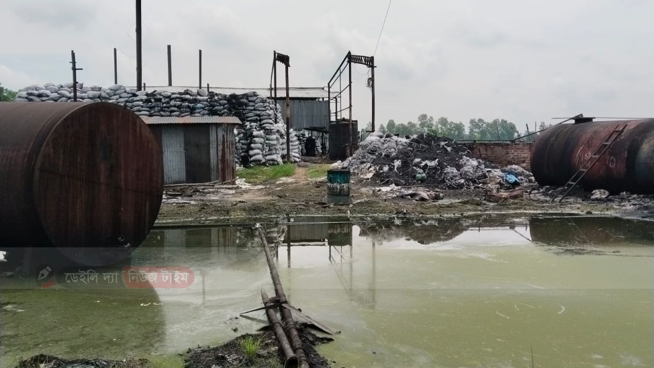 রায়গঞ্জে পরিবেশ বিপর্যয়; টায়ার পুড়িয়ে জ্বালানি তেল তৈরি