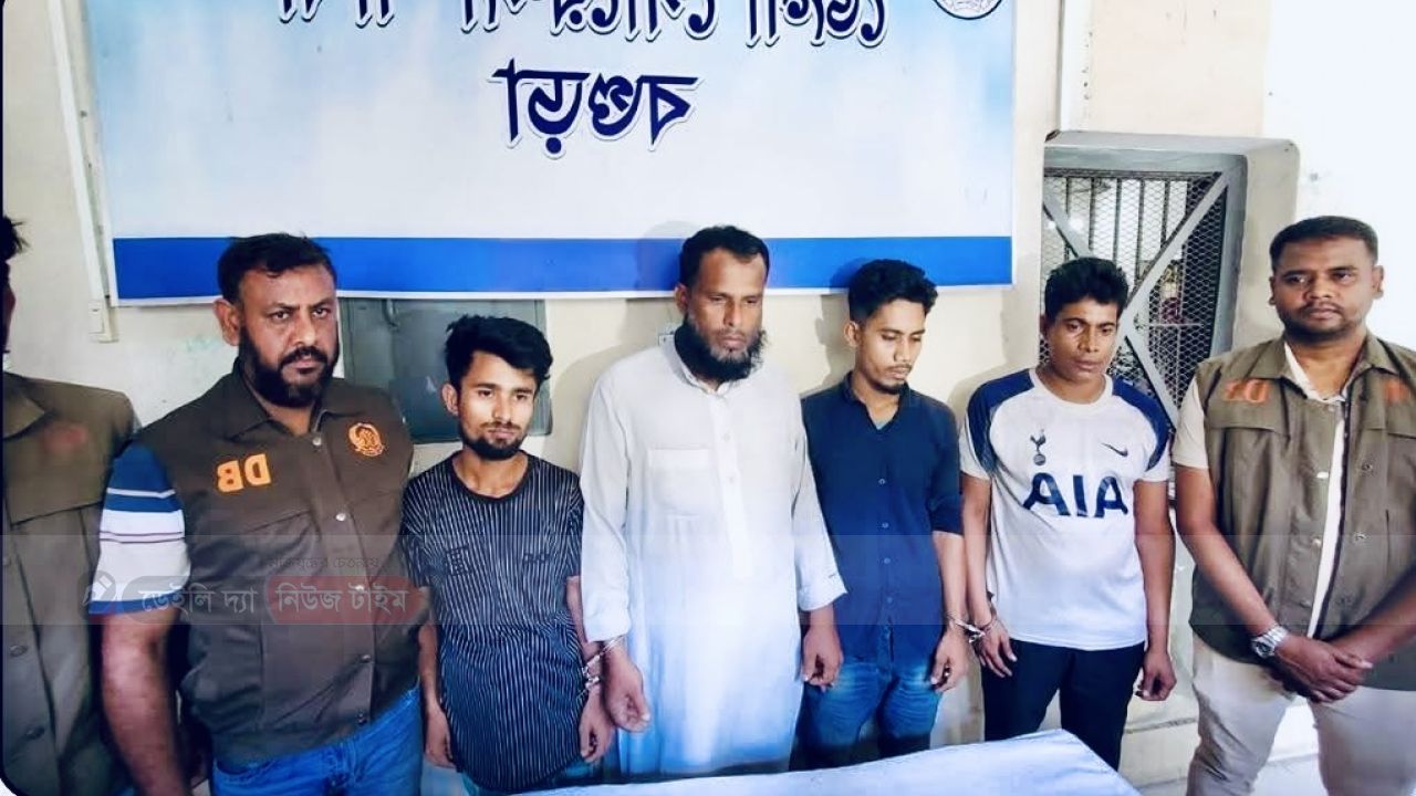 বগুড়ায় প্রাণ ইন্টিগ্রেটেড ডেইরী ফার্মে ডাকাতি: আন্তঃজেলা ৫ ডাকাত গ্রেফতার