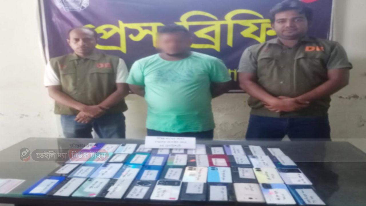  ঝিকরগাছায় ভারতীয় চোরাই মোবাইল ফোনসহ সাইফুল আটক 