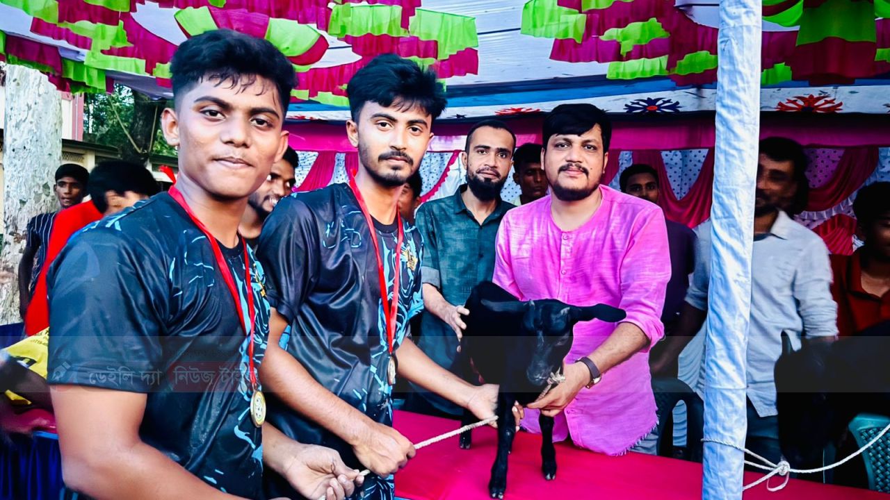 স্বর্নগ্রাম ফুটবল টুর্নামেন্ট  প্রধান অতিথি হিসেবে উপস্থিত ছিলেন শিবগঞ্জ উপজেলা যুবদলের সাবেক যুগ্ন আহবায়ক ও ময়দানহাটা ইউনিয়নের সাবেক ছাত্রদলের সাধারণ সম্পাদক মোঃ আবু রায়হান সরকার ।