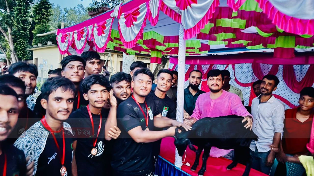 স্বর্নগ্রাম ফুটবল টুর্নামেন্ট প্রধান অতিথি হিসেবে উপস্থিত ছিলেন শিবগঞ্জ উপজেলা যুবদলের সাবেক যুগ্ন আহবায়ক ও ময়দানহাটা ইউনিয়নের সাবেক ছাত্রদলের সাধারণ সম্পাদক মোঃ আবু রায়হান সরকার