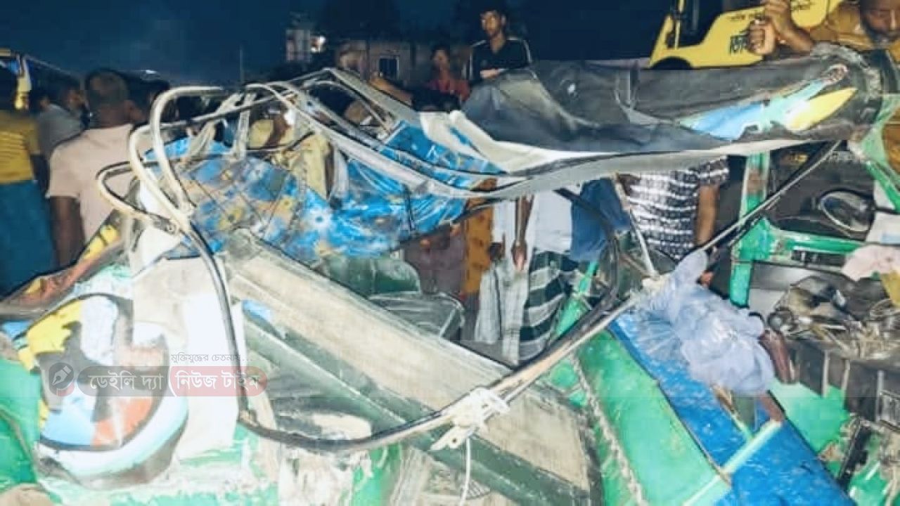 বগুড়ায় ভয়াবহ সড়ক দুর্ঘটনা, কোচের ধাক্কায় সিএনজি দুমড়ে-মুচড়ে