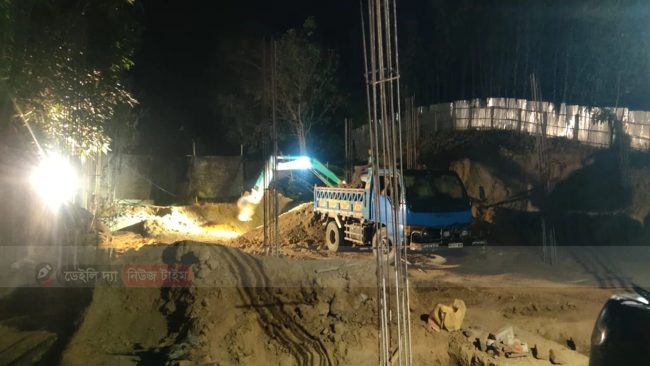 আজিজ নগরে অবৈধ ভাবে পাহাড় কেটে বসত ঘর তৈরি করার অভিযোগ  স্থানিয় ব্যাক্তি সাব্বিরের নামে