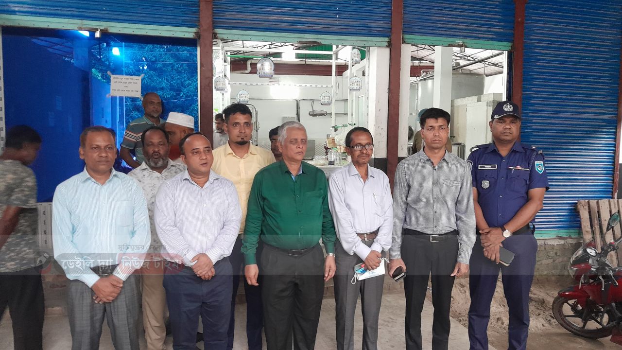 ঘোড়াঘাটে প্রাণিসম্পদ ও মন্ডল ডেইরি উন্নয়ন প্রকল্প পরিদর্শন করলেন অতিরিক্ত সচিব