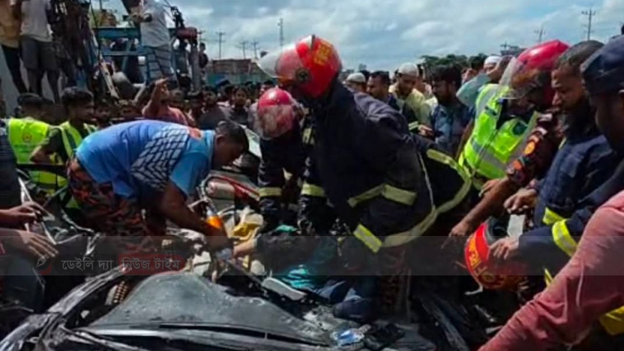 কুমিল্লায় প্রাইভেট কারের ওপর উল্টে পড়ল কাভার্ডভ্যান, নিহত ৪ জন
