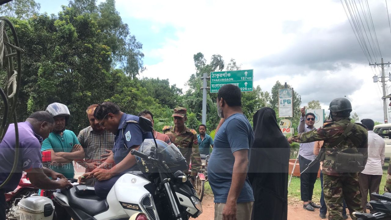 ঘোড়াঘাটে সেনাবাহিনী ও ট্রাফিক বিভাগের যৌথ অভিযান