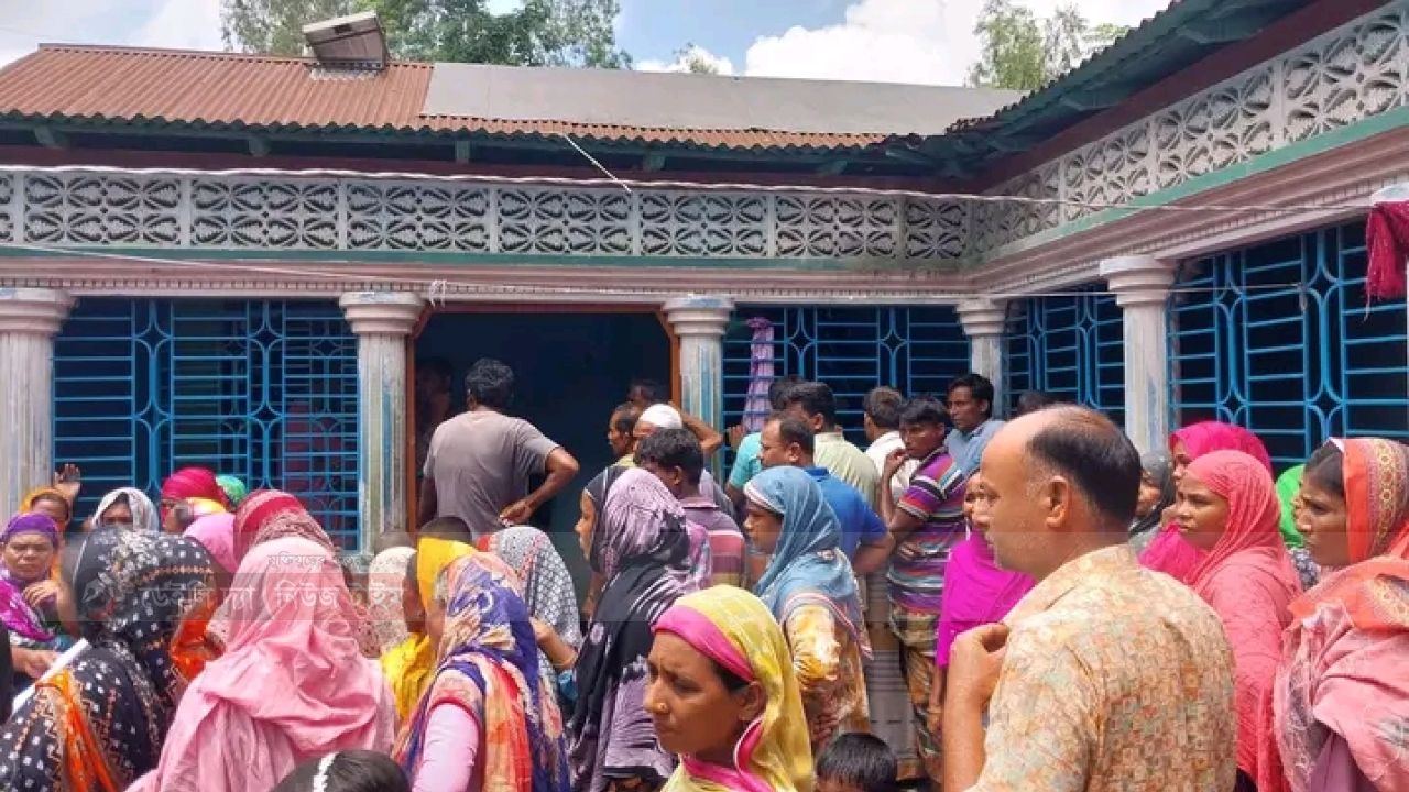 কুড়িগ্রামের ফুলবাড়ীতে পরিবারের লোকজনের সাথে অভিমান করে মিলন (২৩) নামের এক যুবক গলায় ফাঁস দিয়ে আত্মহত্যা করেছে।