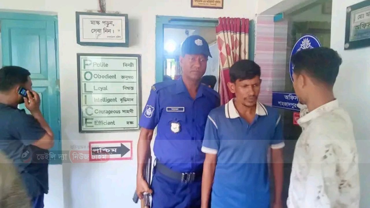 সিরাজগঞ্জের শাহজাদপুরে রবীন্দ্রনাথ ঠাকুরের কাছারিবাড়িতে দর্শনার্থীদের ছিনতায় কারী ছাত্রদলের হাতে আটক