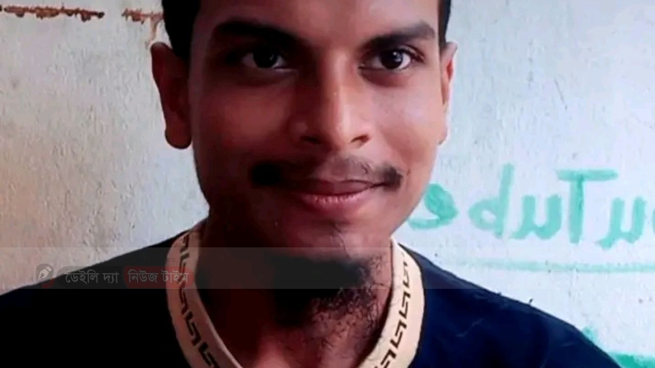 ছেলে হয়েও মেয়ে কণ্ঠে গান গেয়ে আলোচনায় ঘোড়াঘাটের জাহিদ শুভ