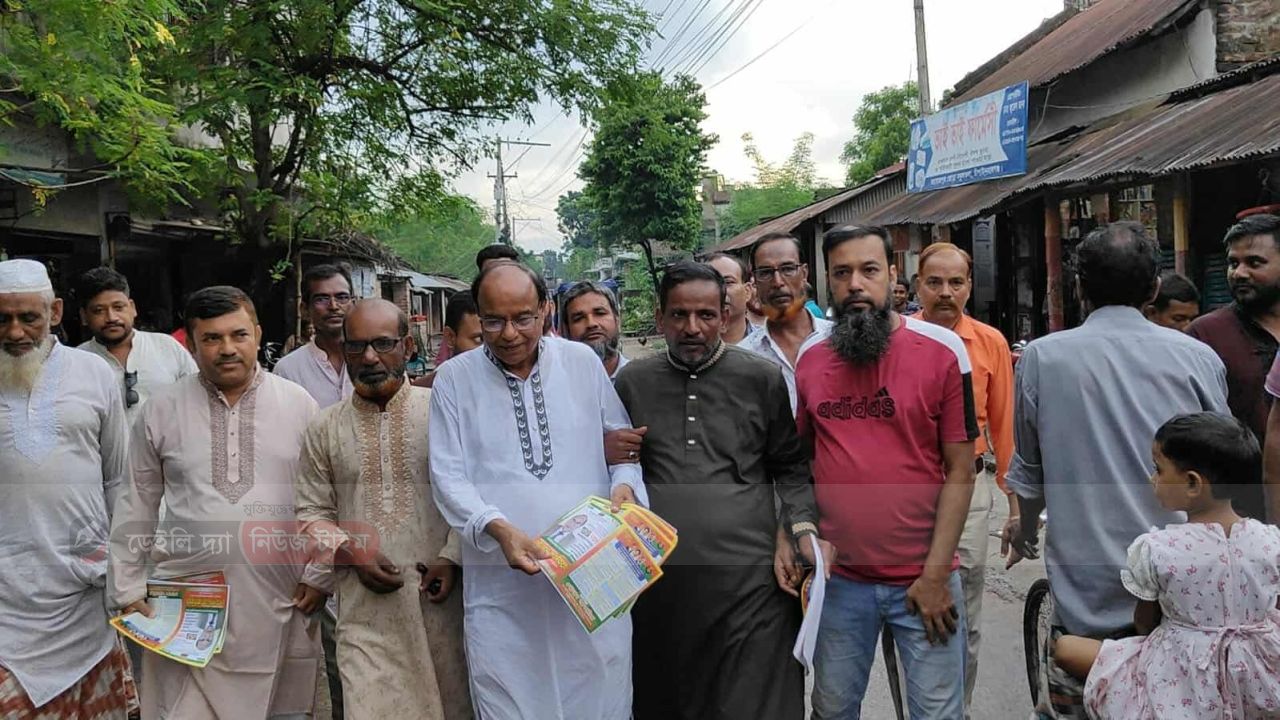 চাঁপাইনবাবগঞ্জের মহারাজপুরে   গণসংযোগ কার্যক্রমে লিফলেট বিতরণ । 