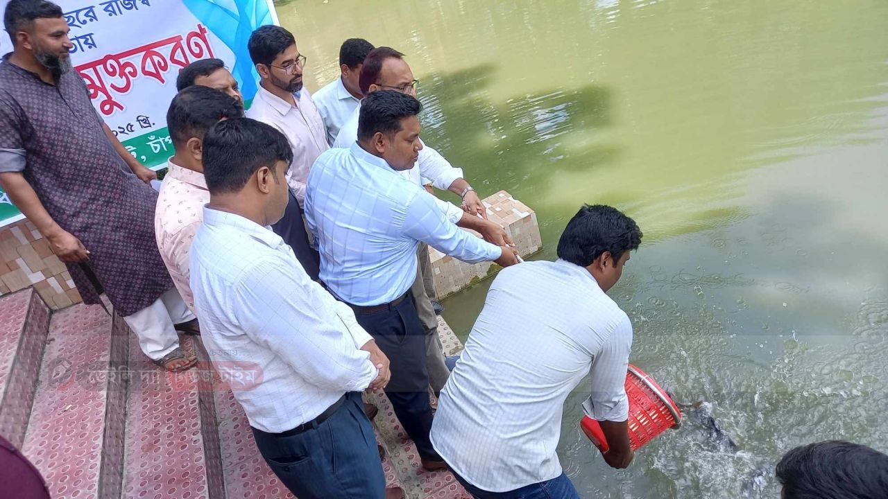 জাতীয় মৎস্য সপ্তাহ-২০২৫ এর অংশ হিসেবে ভোলাহাটে মাছের পোনা অবমুক্ত করণ। 