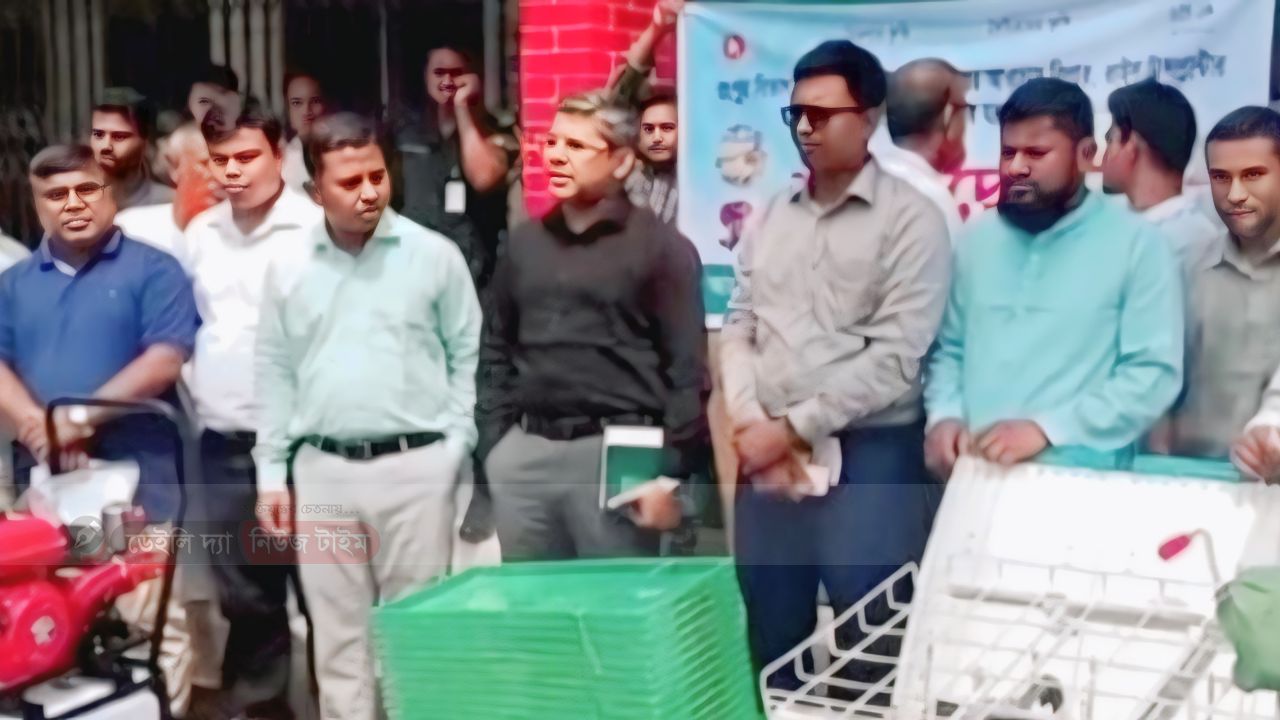 নীলফামারীর ডিমলায় কৃষকদের মাঝে আধুনিক কৃষি যন্ত্রপাতি বিতরণ।