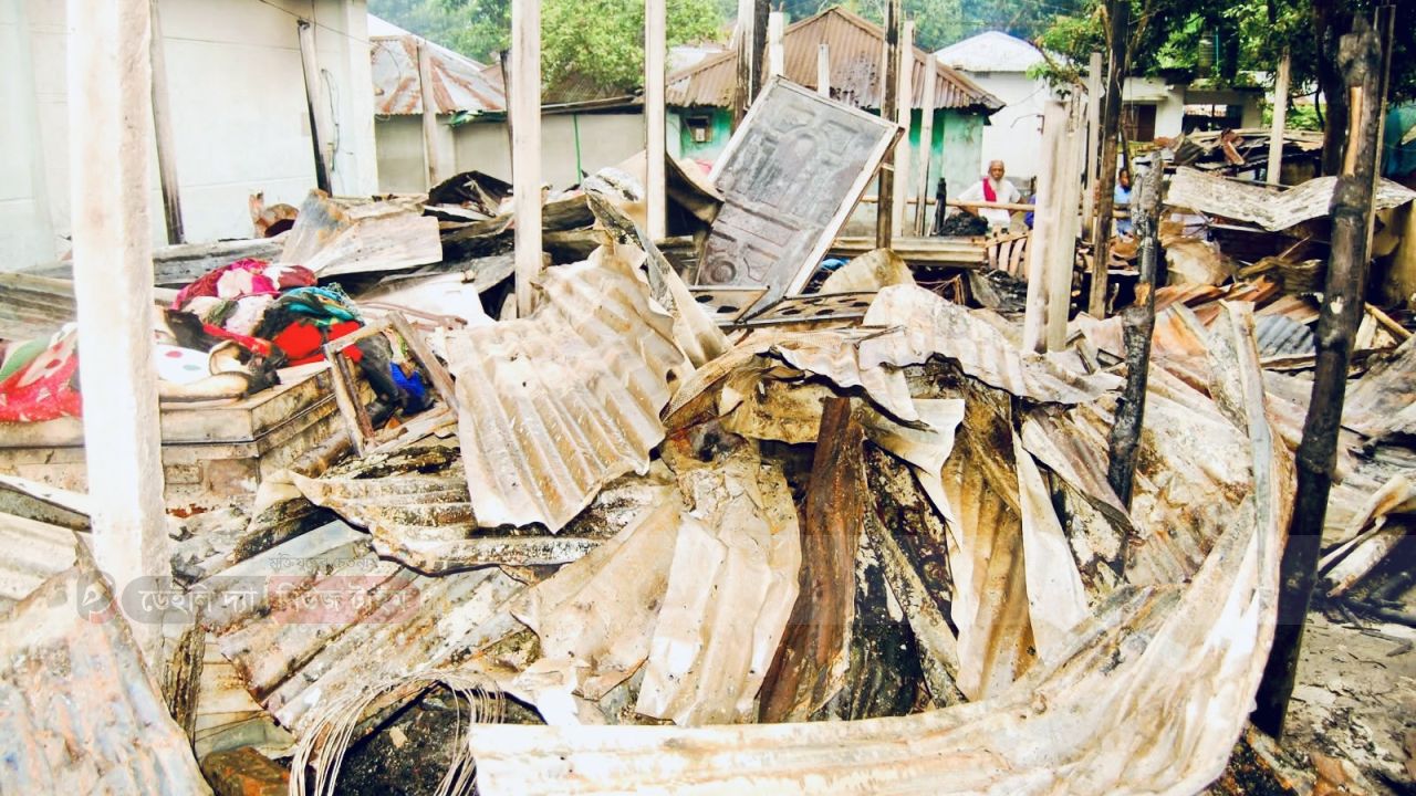 বগুড়ায় রাইস কুকারের বৈদ্যুতিক সার্কিট থেকে অগ্নিকাণ্ডে ৭টি ঘর পুড়ে ছাই