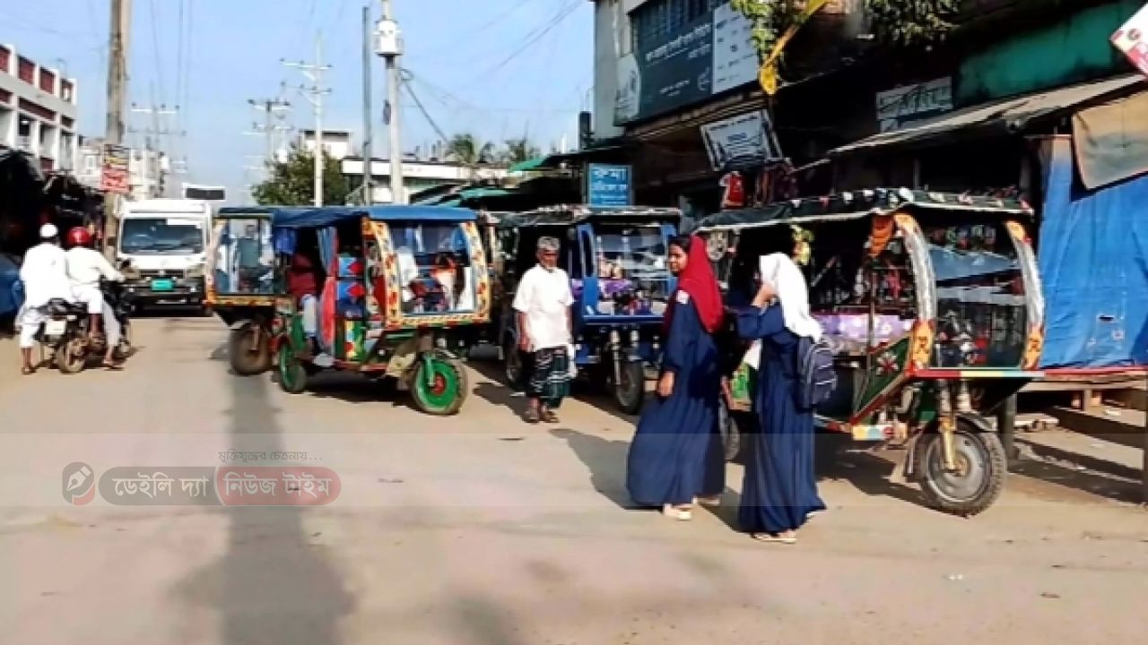 হাইওয়ে রোডে ব্যাটারি চালিত অটো রিক্সা পার্কিংয়ে থাকায় সমস্যায় ভুগছেন দূরপাল্লা যানবাহন পরিবহনগুলো   