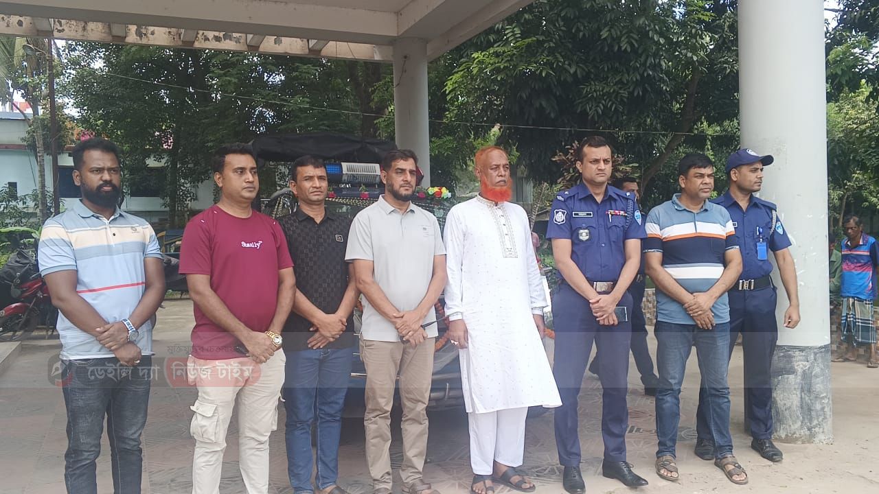 ফুলশয্যায় সম্বর্ধনা দিলেন পুলিশ কর্মকর্তাকে 