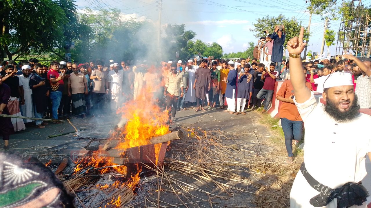 রাজবাড়ী জেলা গোয়ালন্দ উপজেলায় নুরা পাগলা নামে এক ব্যক্তির লাশ পুড়িয়ে ফেলে আলেম সমাজ 