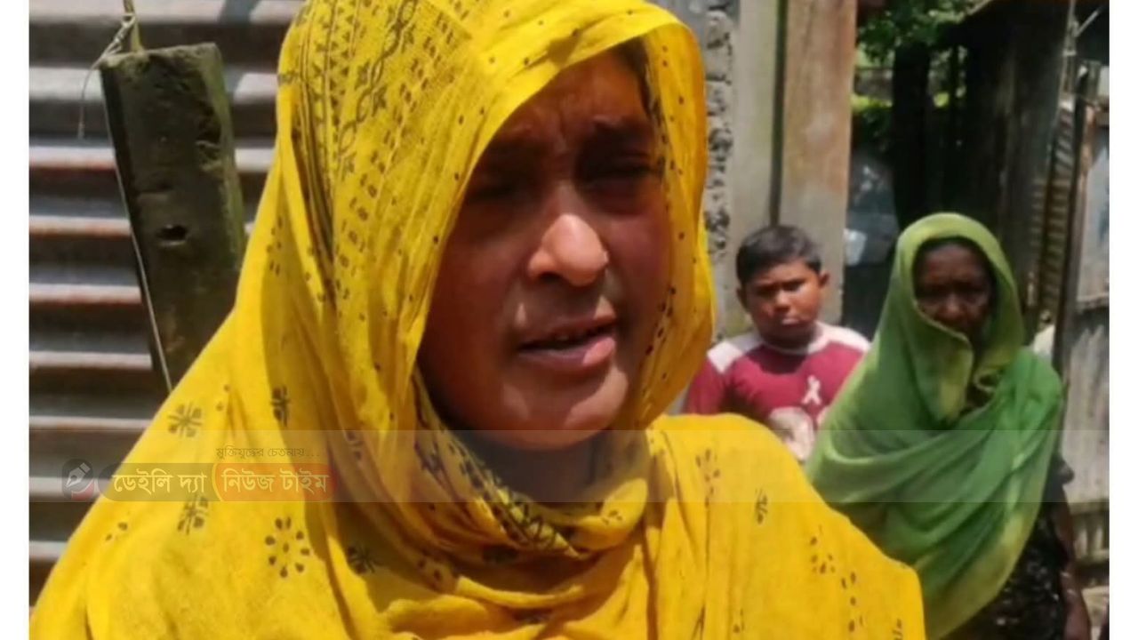 শাহজাদপুর উপজেলা নরিনা গ্রামে প্রেমিকের বাড়িতে অনশন করেন খুশি নামে এক নারী