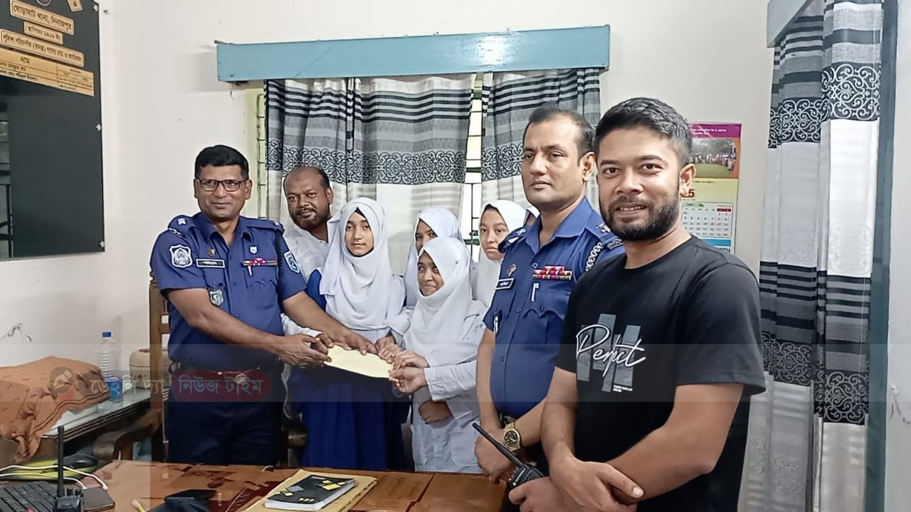 ঘোড়াঘাটে অনলাইনে প্রতারণার শিকার ৫৬ শিক্ষার্থী ফিরে পেল টাকা