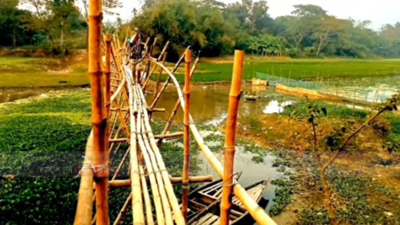 সাঁকো ভেঙে পড়ায় বাঘারপাড়া ও শালিখা উপজেলার  ১৫ গ্রামবাসীর দুর্ভোগ, 