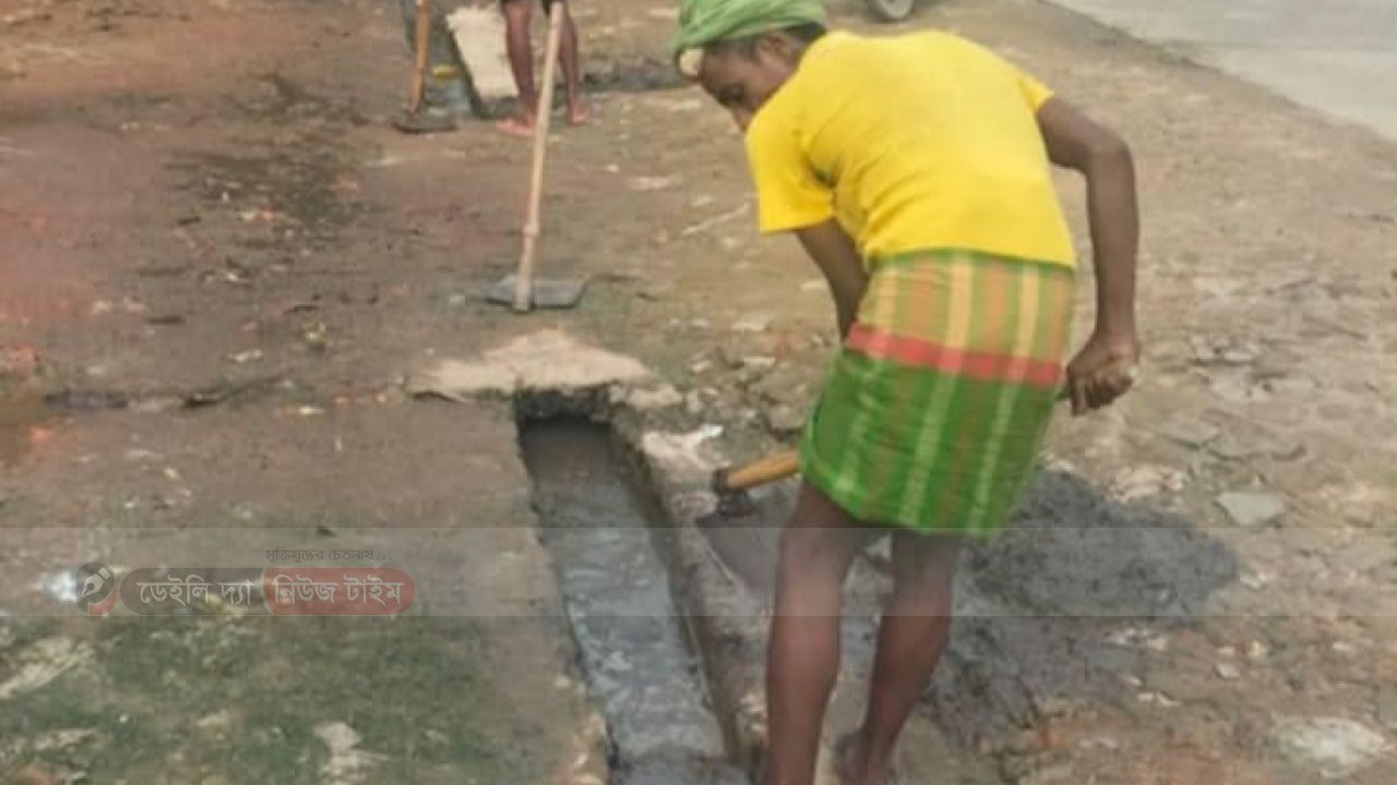 রায়গঞ্জ পৌরসভায় পরিচ্ছন্নতা কার্যক্রম 