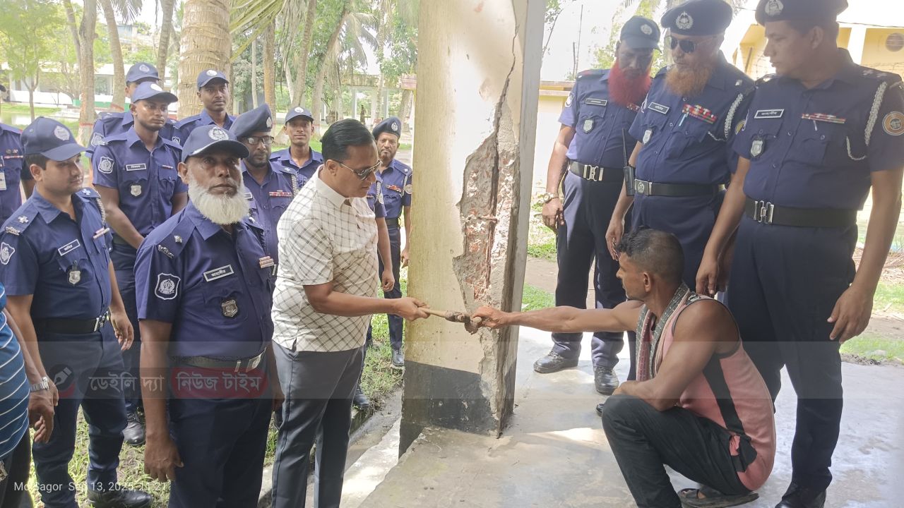 পিরোজপুরে পুলিশ লাইন্স ফোর্স ব্যারাক ভবনের সংস্কার কাজের উদ্বোধন