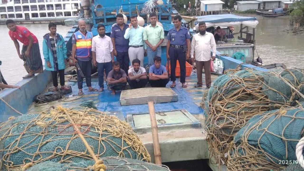 রাঙ্গাবালীতে অবৈধ ট্রলিংবোটসহ, ৩ জেলে আটক