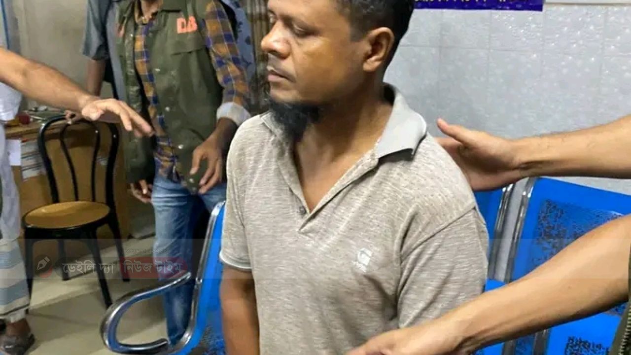 চাঁদপুরে জীবিত শিশুকে কবর দিতে যাওয়া সেই ব্যক্তি ধরা পরল ডিবি পুলিশের কাছে।