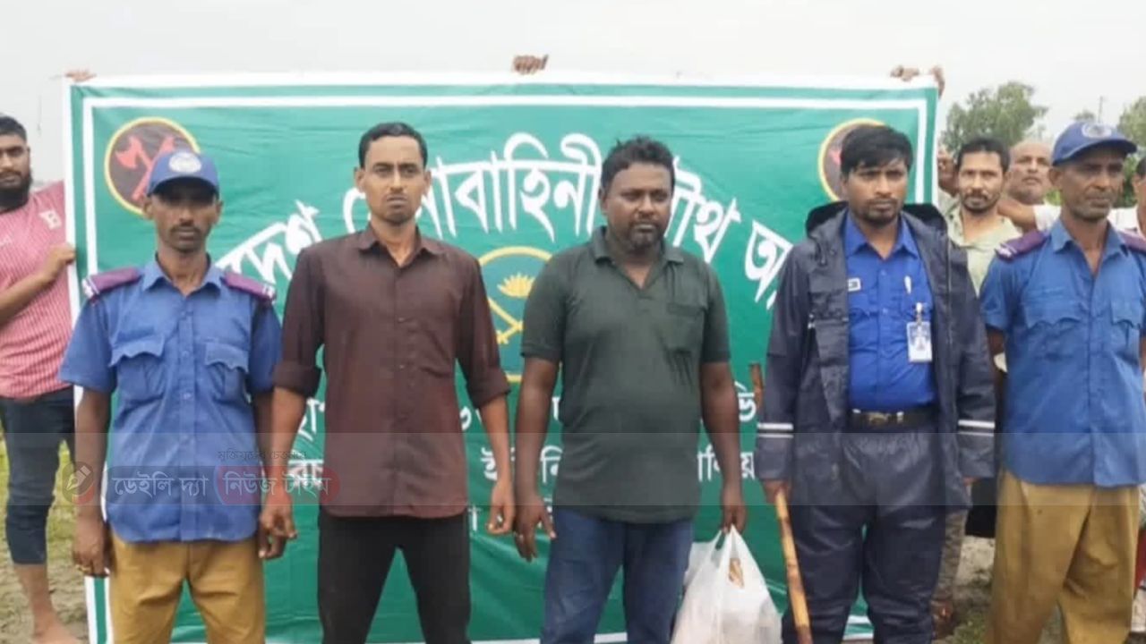 মুন্সিরহাটে যমুনায় অবৈধ বালু উত্তোলন করায় ফ্যাসিস্ট আওয়ামী লীগ নেতা সবুজকে ৫ লক্ষ টাকা জরিমানা, মালামাল জব্দ 