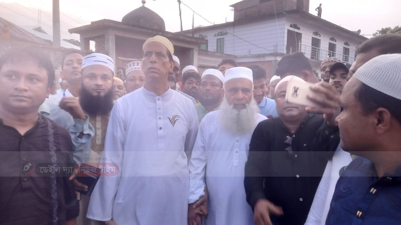 কুমিল্লা-১১ সাবেক এমপি ডা. কামারুজ্জামানের জানাজায় জনস্রোত