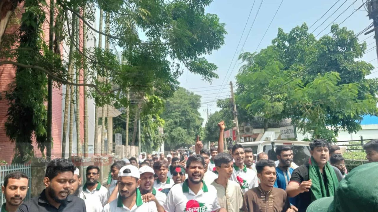 সিরাজগঞ্জে মানববন্ধন: জুলাই সনদ সংবিধানে অন্তর্ভুক্তির দাবি
